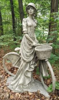 Statue JOSÉPHINE mit Fahrrad Antikstein